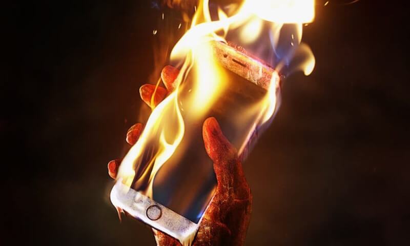 Sử dụng thiết bị iPhone bị hở màn hình, bung keo tiềm ẩn rất nhiều yếu tố nguy hại như nguy cơ gây cháy nổ, ảnh hưởng đến sức khỏe người dùng.