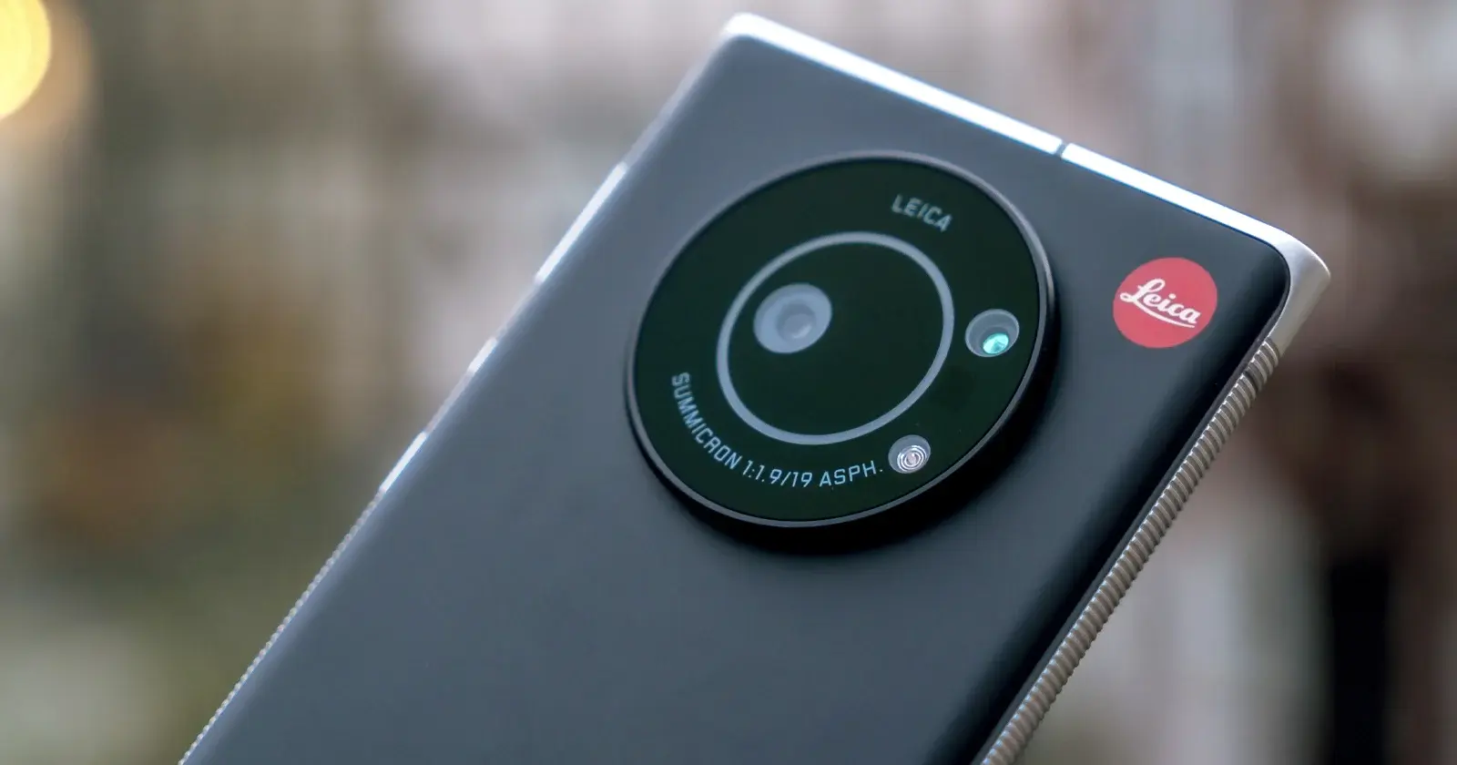 Cận cảnh camera điện thoại Leica Leitz Phone 1 với ống kính Leica chuyên nghiệp