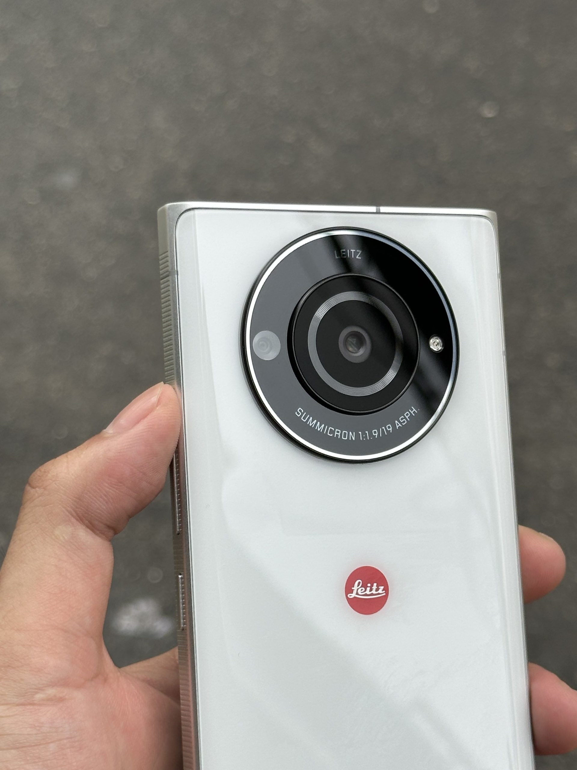 Mặt lưng điện thoại Leica Leitz Phone 2 cũ với logo Leica sang trọng