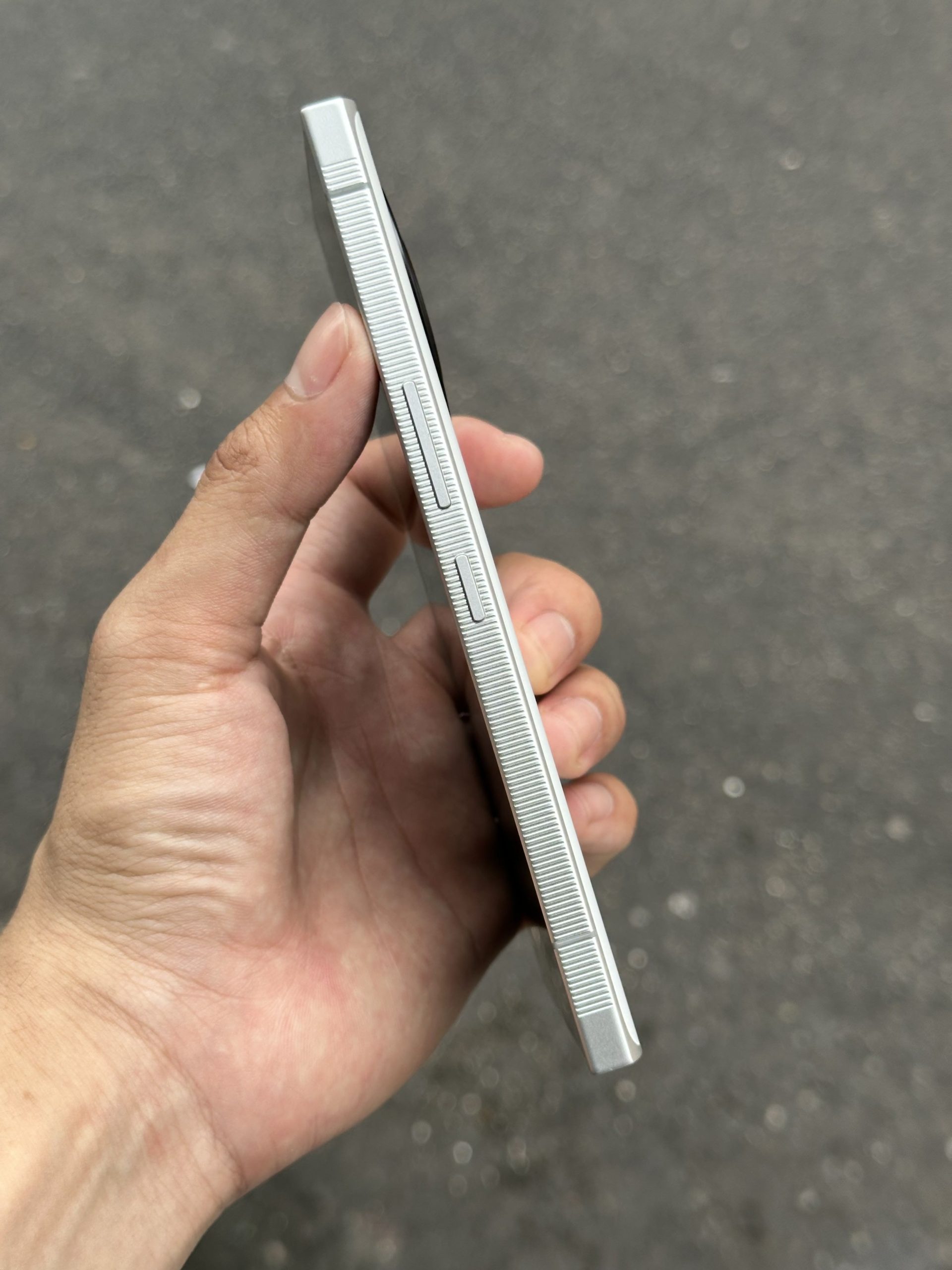 Cạnh viền điện thoại Leica Leitz Phone 2 cũ được hoàn thiện tỉ mỉ